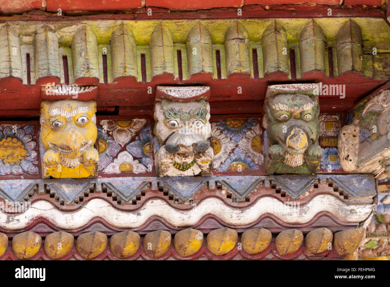 Nepal, Changu Narayan.  Dekorative Details im Tempel Dach, Hindu-Gottheiten und Dämonen. Stockfoto