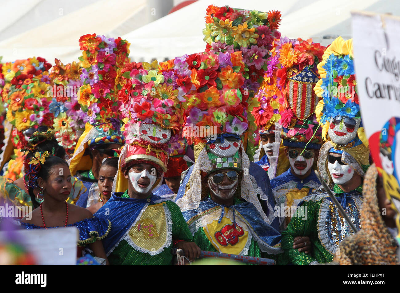 Barranquilla, Kolumbien. 7. Februar 2016. Menschen nehmen Teil an einer Parade während der Karneval von Barranquilla in Barranquilla, Kolumbien, am 7. Februar 2016. Am Samstag begann der Karneval, der von der Vereinten Nationen für Erziehung, Wissenschaft und Kultur (UNESCO) als ein Meisterwerk des mündlichen und immateriellen Erbes der Menschheit erklärt wurde. Bildnachweis: Saturnino Vasquez/COLPRENSA/Xinhua/Alamy Live-Nachrichten Stockfoto