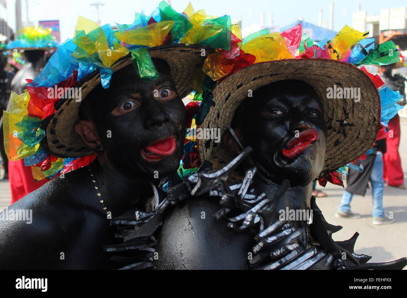 Barranquilla, Kolumbien. 7. Februar 2016. Menschen nehmen Teil an einer Parade während der Karneval von Barranquilla in Barranquilla, Kolumbien, am 7. Februar 2016. Am Samstag begann der Karneval, der von der Vereinten Nationen für Erziehung, Wissenschaft und Kultur (UNESCO) als ein Meisterwerk des mündlichen und immateriellen Erbes der Menschheit erklärt wurde. Bildnachweis: Saturnino Vasquez/COLPRENSA/Xinhua/Alamy Live-Nachrichten Stockfoto