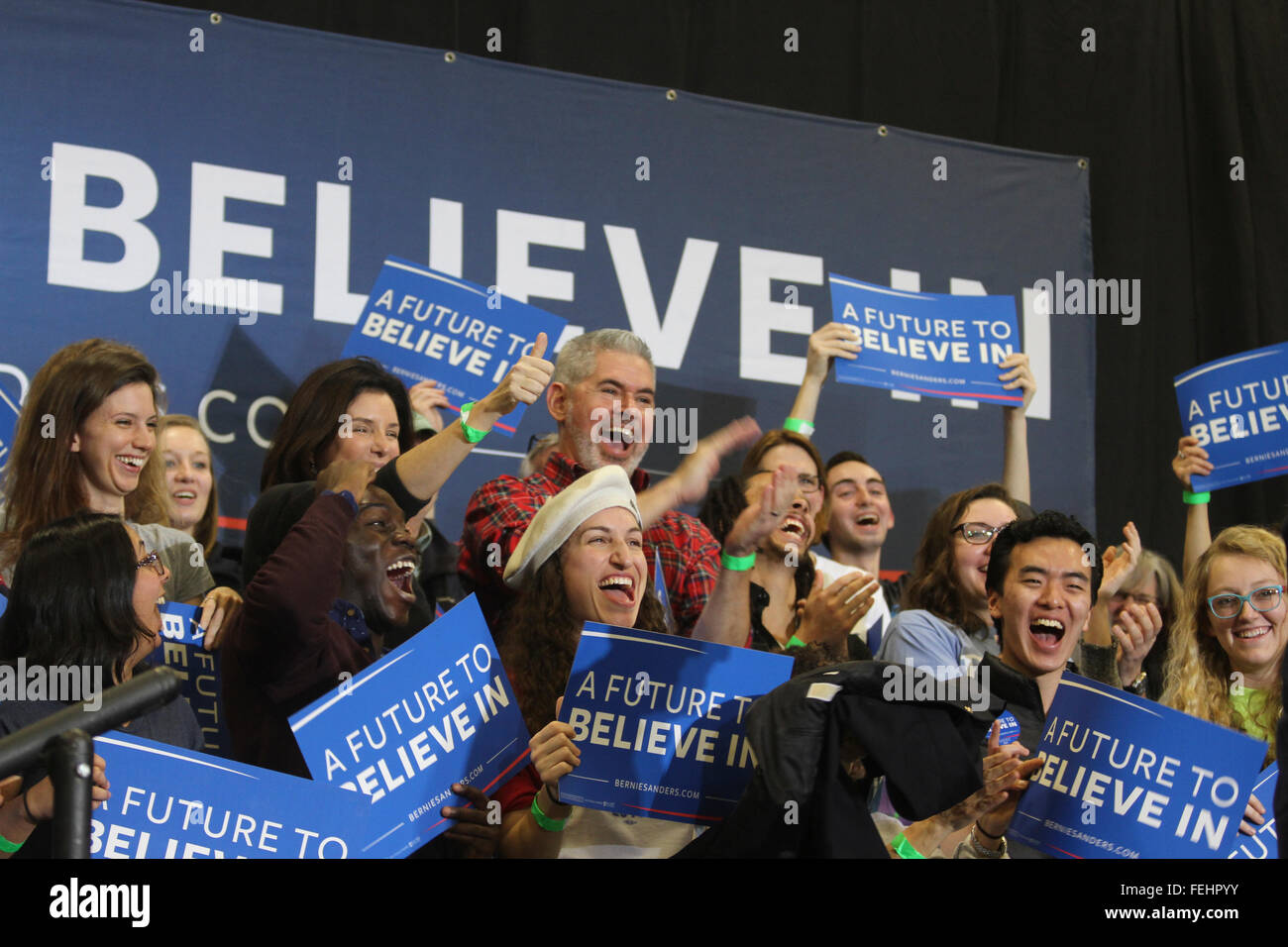 Portsmouth, New Hampshire, USA. 7. Februar 2016. Fans jubeln für Bernie Sanders, Kandidat für das Präsidentenamt in den Vorwahlen der Demokraten, bei der Bernie Sanders Get Out the Vote-Rallye zwei Tage vor der Präsidentschaftswahl Erststimmen New Hampshire. Bildnachweis: Susan Pease/Alamy Live-Nachrichten Stockfoto