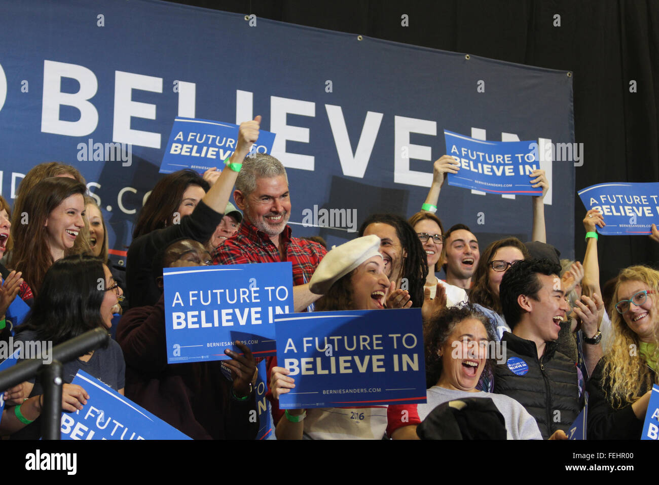 Portsmouth, New Hampshire, USA. 7. Februar 2016. Fans jubeln für Bernie Sanders, Kandidat für das Präsidentenamt in den Vorwahlen der Demokraten, bei der Bernie Sanders Get Out the Vote-Rallye zwei Tage vor der Präsidentschaftswahl Erststimmen New Hampshire. Bildnachweis: Susan Pease/Alamy Live-Nachrichten Stockfoto