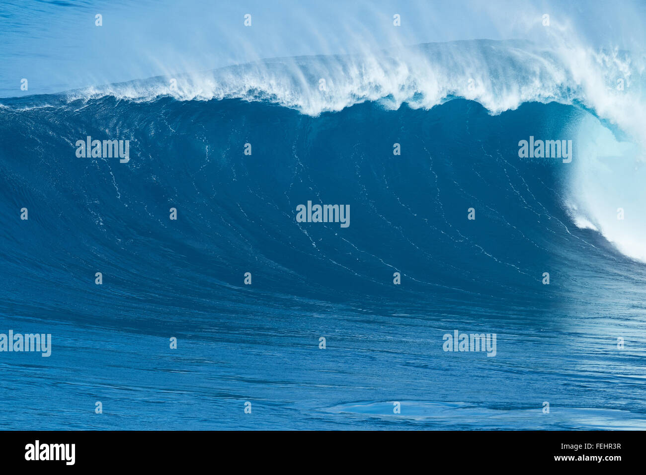 Riesige mächtigen blauen Ozeanwelle Stockfoto