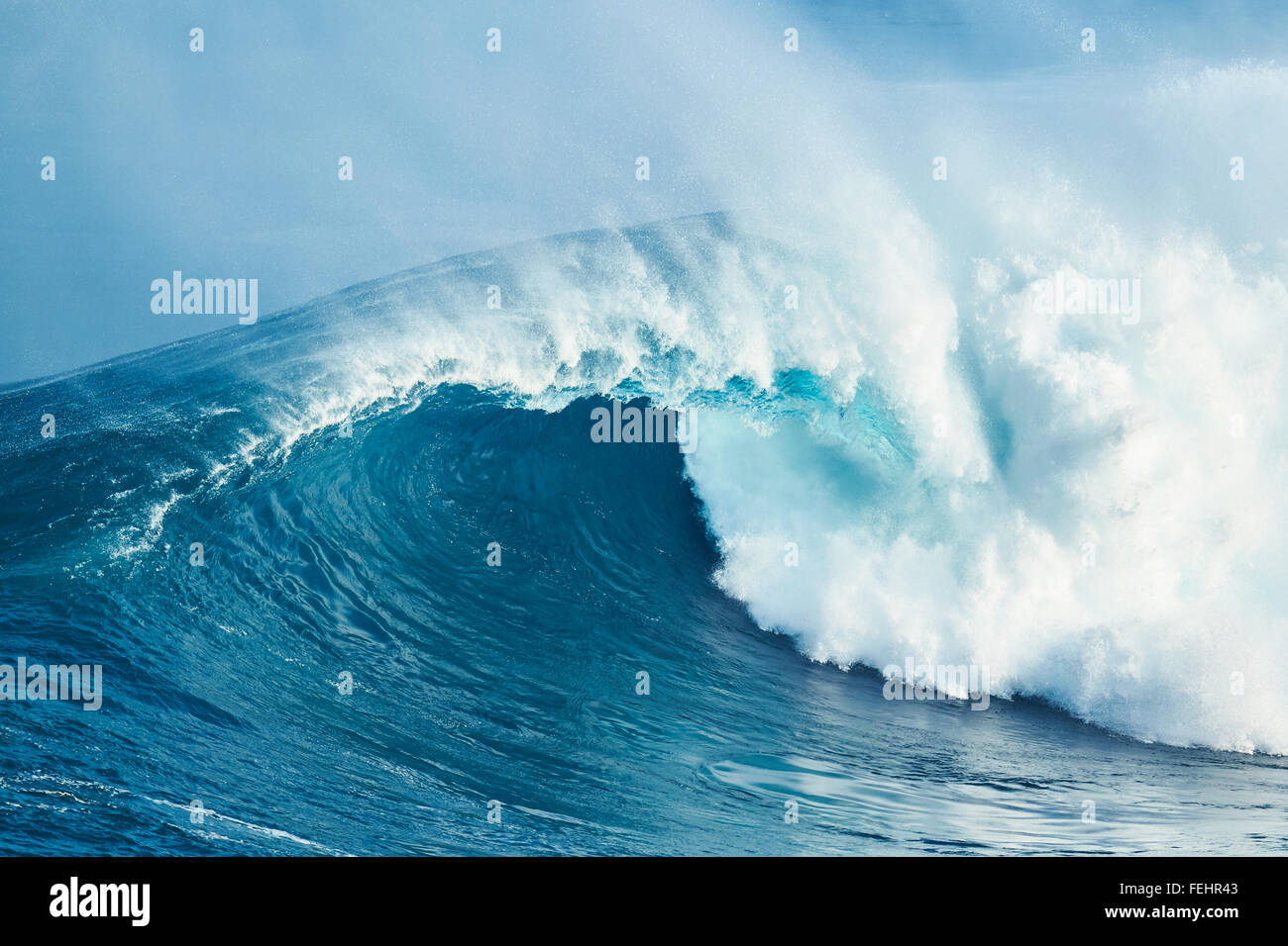 Riesige leistungsstarke Blue Ocean Wave Stockfoto