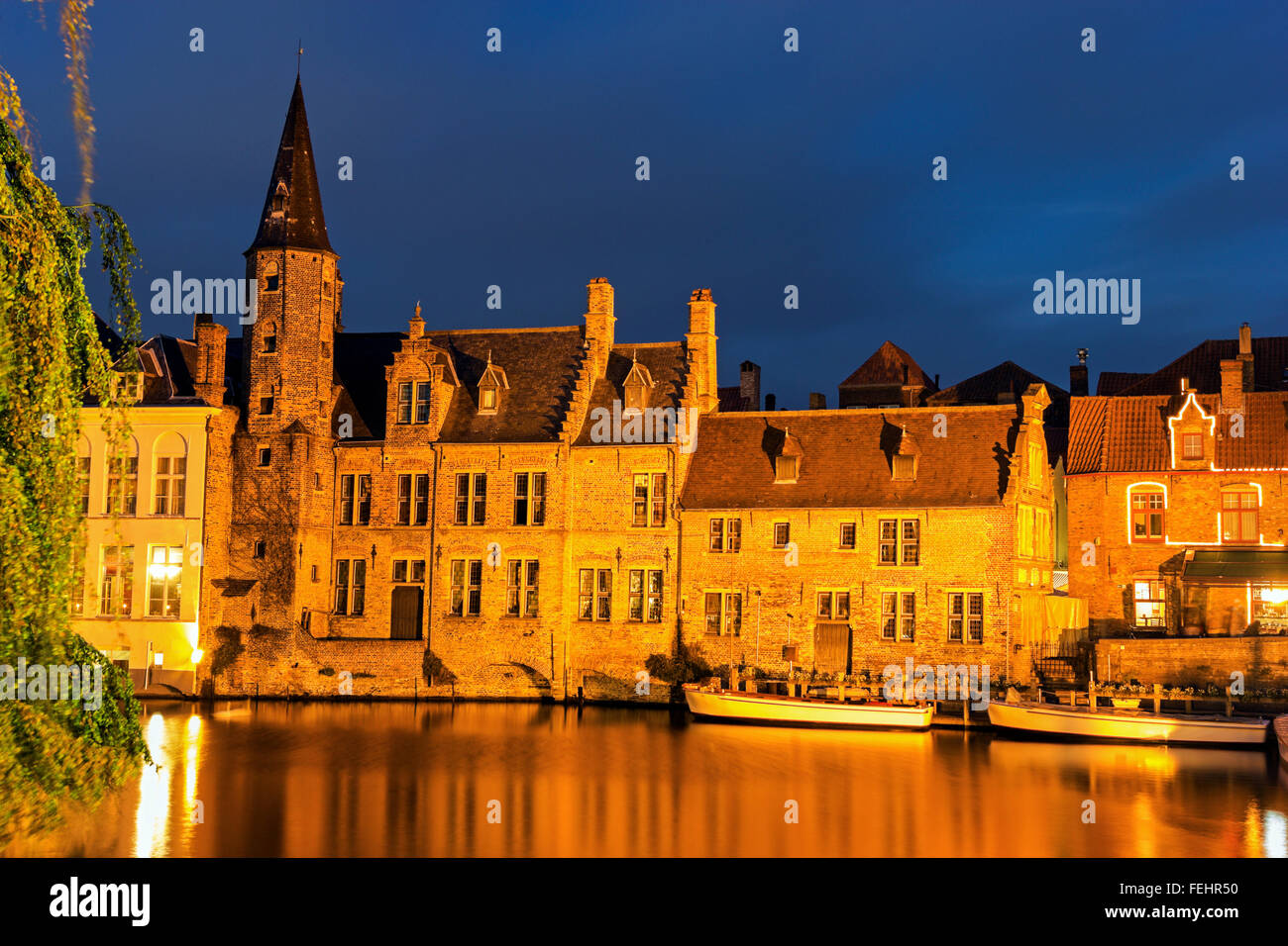 Architektur von Brügge bei Sonnenuntergang. Brügge, flämische Region, Belgien Stockfoto