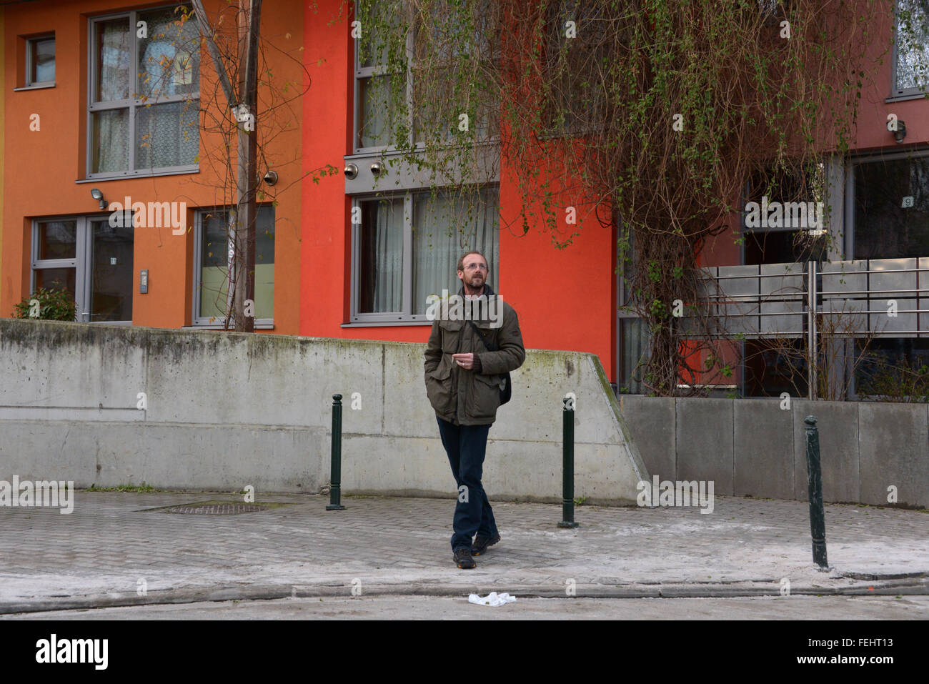 Brüssel, Belgien. 28. Januar 2016. Reiseleiter Bert de Bisschop steht vor sozialen Wohnungsbau in den Stadtteil Molenbeek in Brüssel, Belgien, 28. Januar 2016. Er führt regelmäßig Touristen durch das Viertel, welches nach den Anschlägen in Paris am 13. November 2016 diskreditiert wurde. Nach den Anschlägen wurde bekannt, dass einige der Verdächtigen in Molenbeek gelebt hatte. Foto: GIOIA FORSTER/Dpa/Alamy Live News Stockfoto