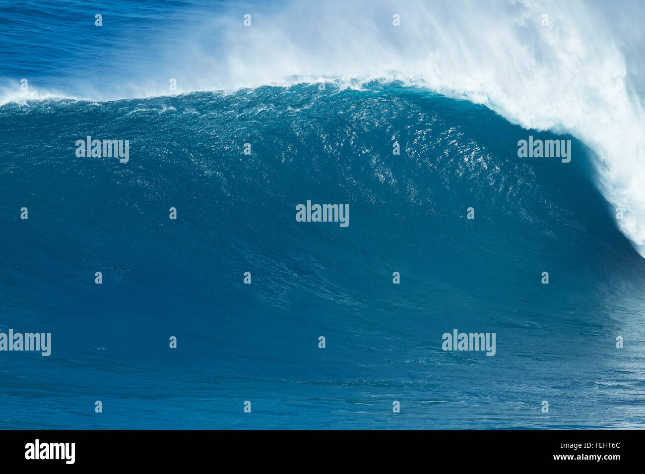 Riesige mächtigen blauen Ozeanwelle Stockfoto