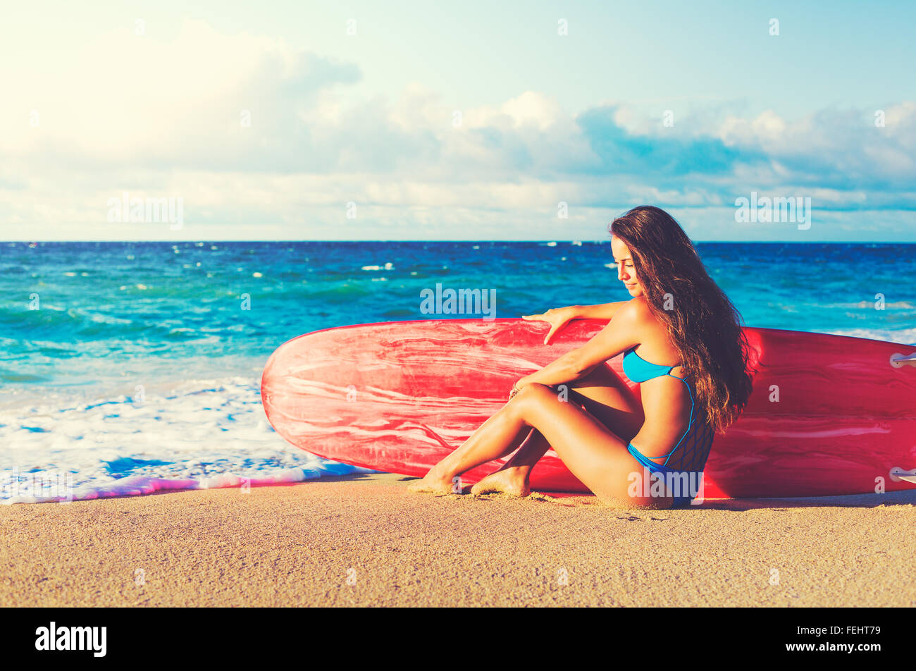 Schöne Surfer Girl am Strand bei Sonnenuntergang. Summer Fun Outdoor-Lifestyle. Stockfoto