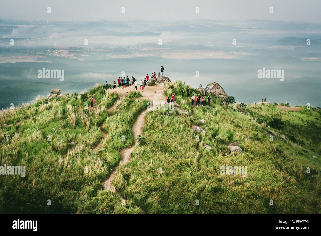 Outdoor-Aktivitäten, Wandern auf einem Hügel mit Aussicht. Stockfoto