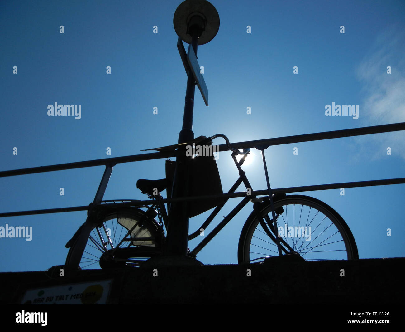 Silhouette eines Fahrrades auf einer Brücke in Amsterdam Stockfoto
