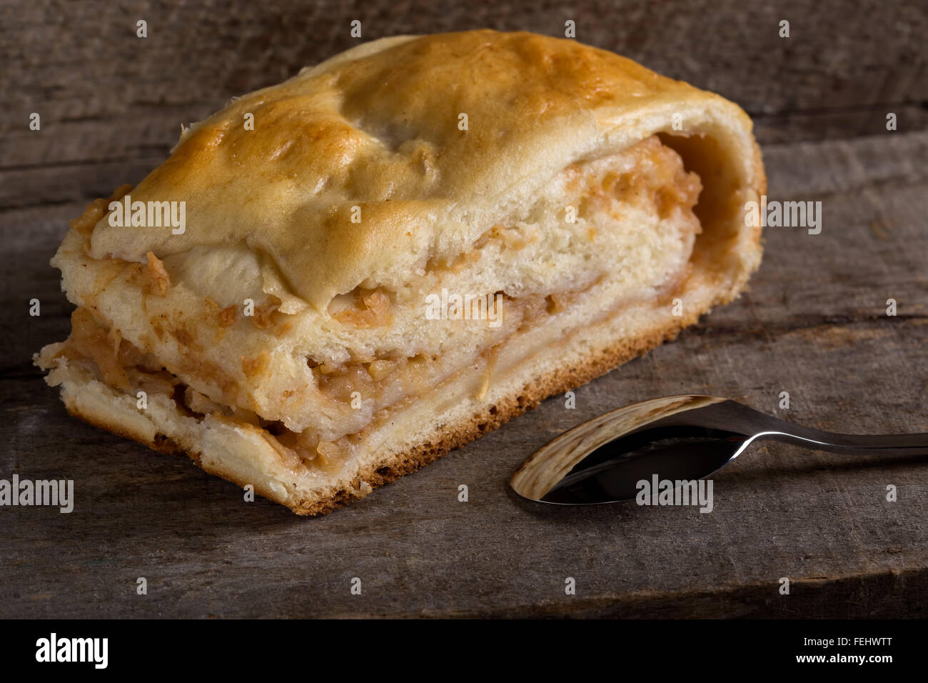 Scheibe einen Apfelstrudel auf dem Tisch Stockfoto