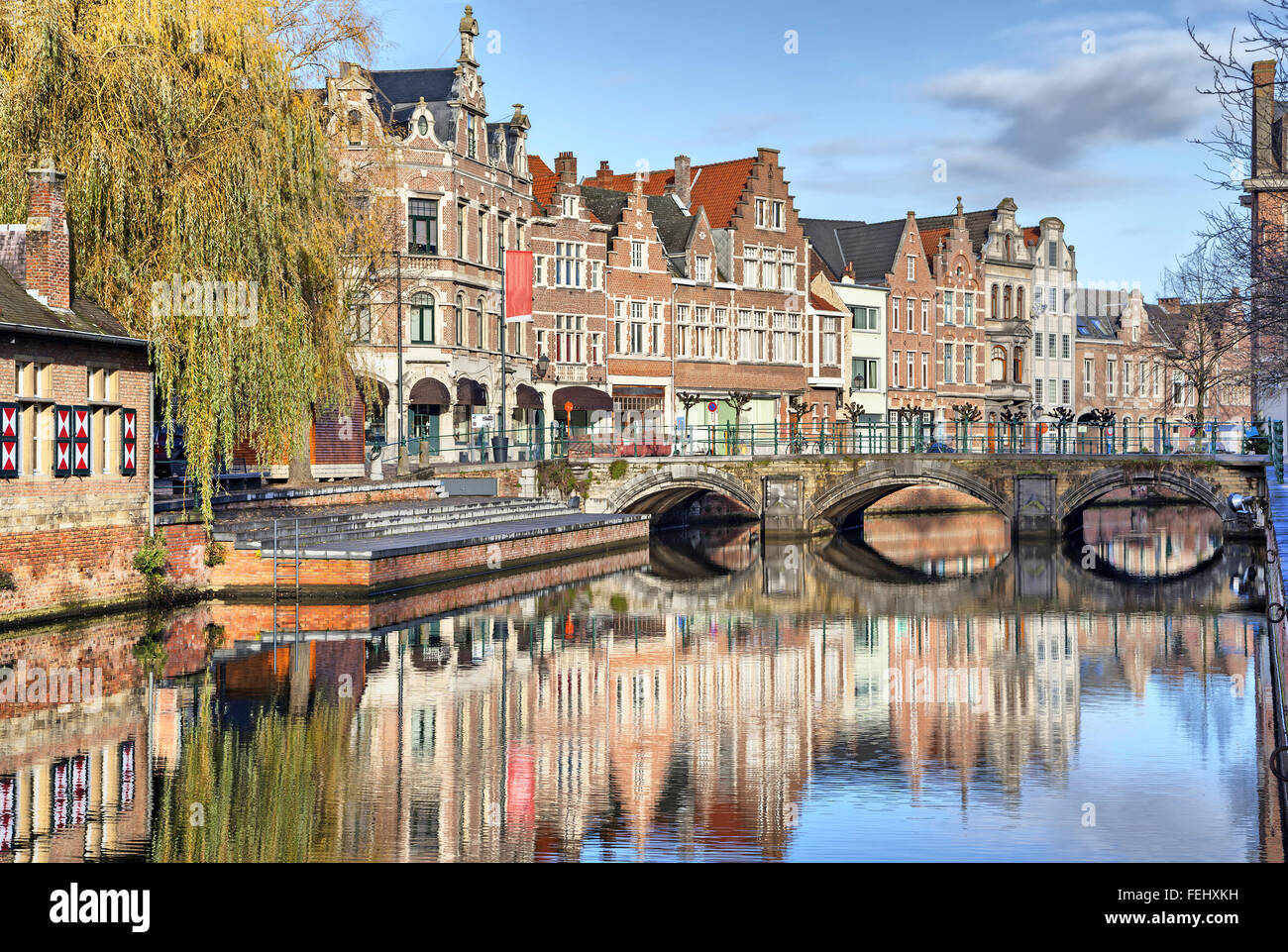 Altbauten, Kanal und Brücke in Lier, Flandern, Belgien Stockfoto