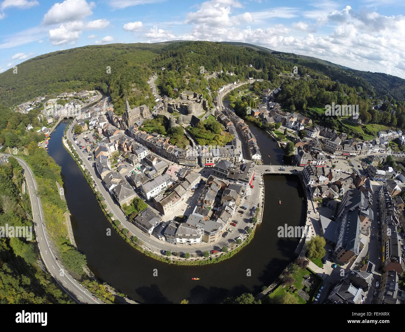 Luftbild auf belgische Stadt La Roche-En-Ardenne mit Fluss Ourthe