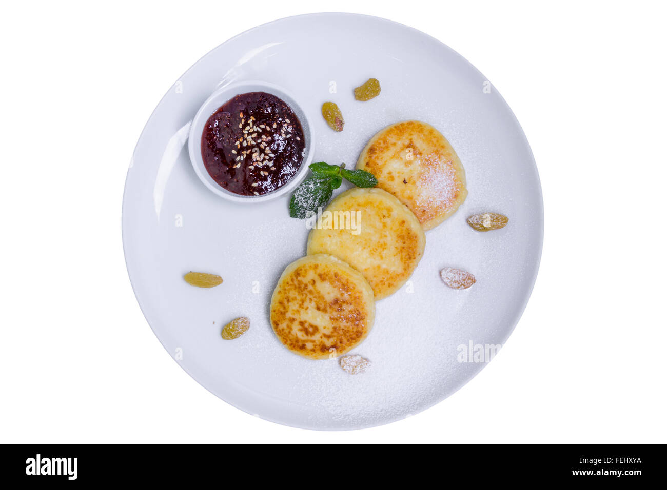 Quark-Pfannkuchen mit Marmelade und Puderzucker, Ansicht von oben, isoliert Stockfoto