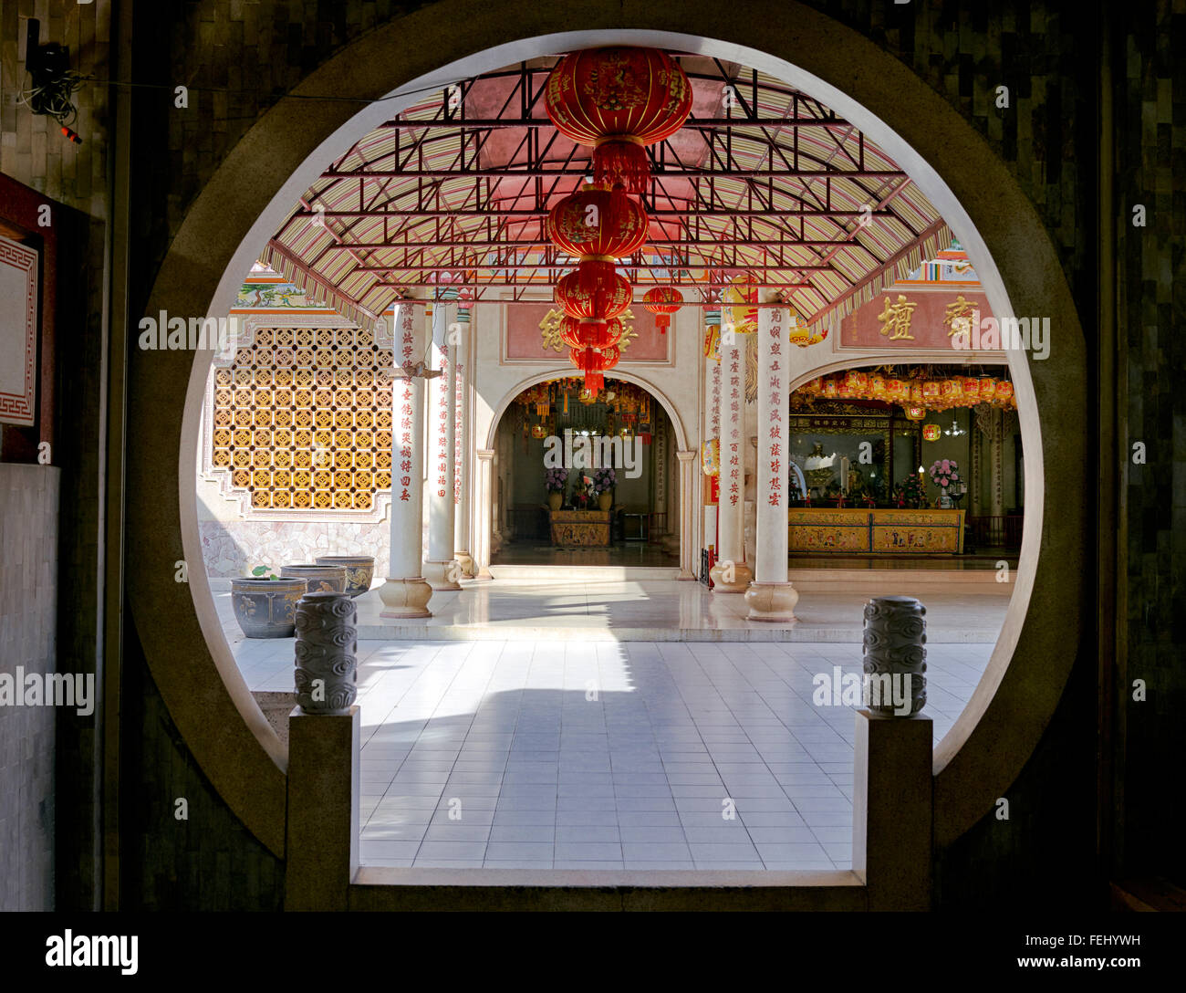 Traditionelle asiatische Architektur eines Innenhofeingangs an einem chinesischen buddhistischen Tempel Stockfoto