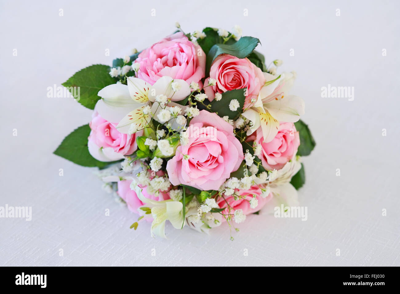 Bouquet von Blumen liegen auf einem leichten Stoff Stockfoto