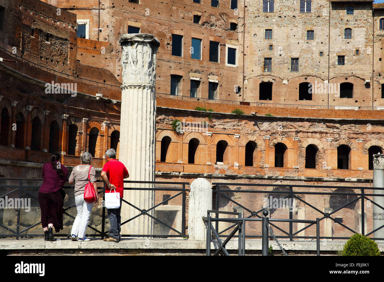 Drei Touristen Teil des kaiserlichen Forums im historischen Rom zu bewundern. Stockfoto