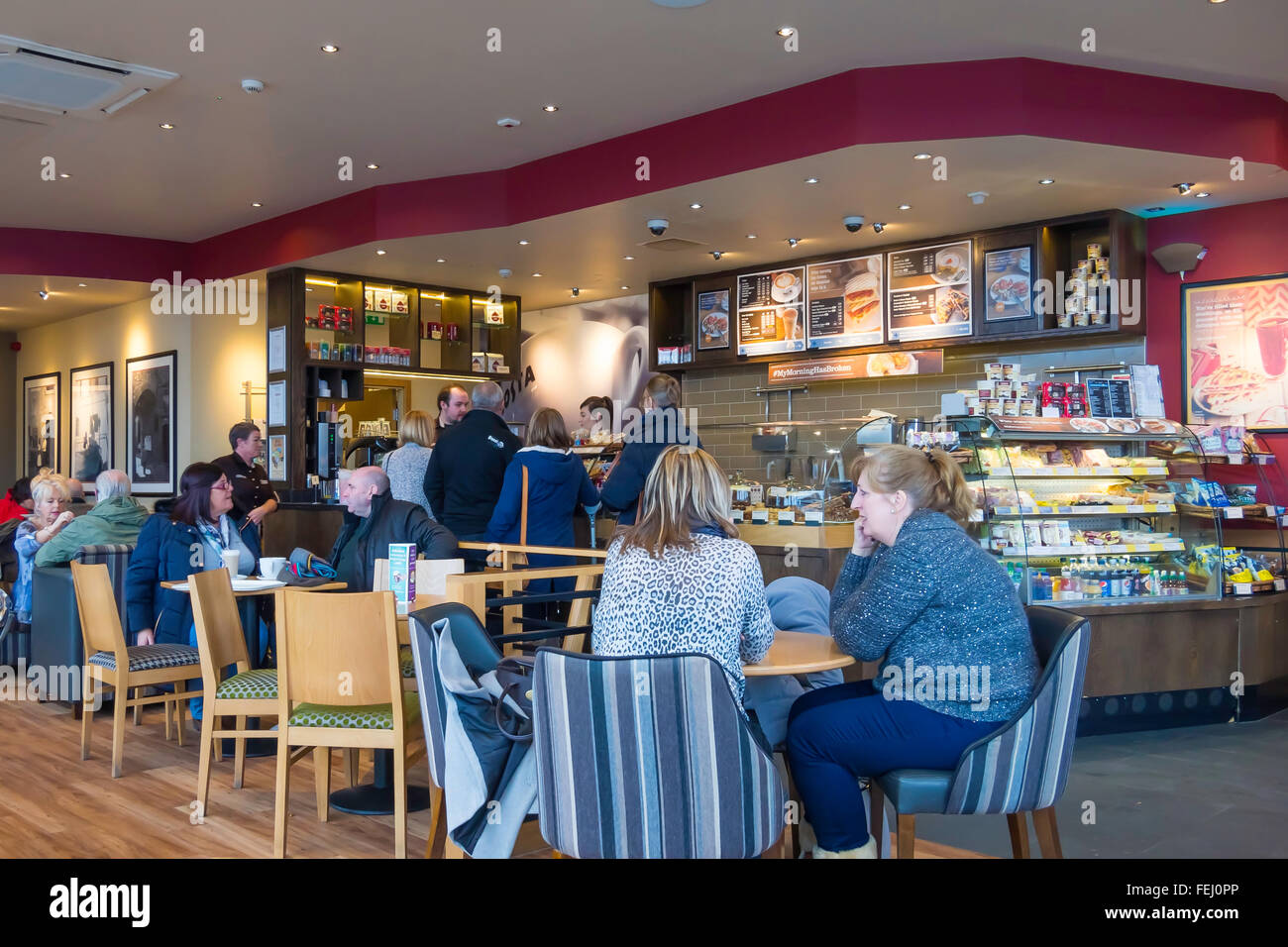 Menschen, die Kaffee in einem Zweig der Costa eine Café-Kette-Ownde von Whitbread in eine Retail-Geschäft park Stockfoto