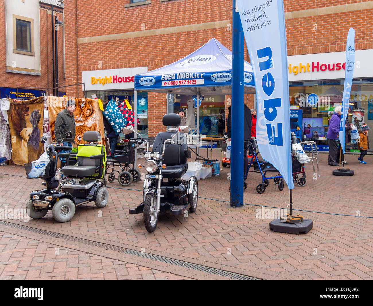 Anzeige der Scooter Mobilität für Menschen mit Behinderungen auf dem Wochenmarkt in Redcar Cleveland North Yorkshire UK Stockfoto