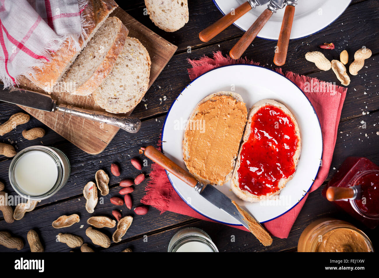 Erdnussbutter und Marmelade Sandwich auf einem rustikalen Tisch. Direkt von oben fotografiert. Stockfoto