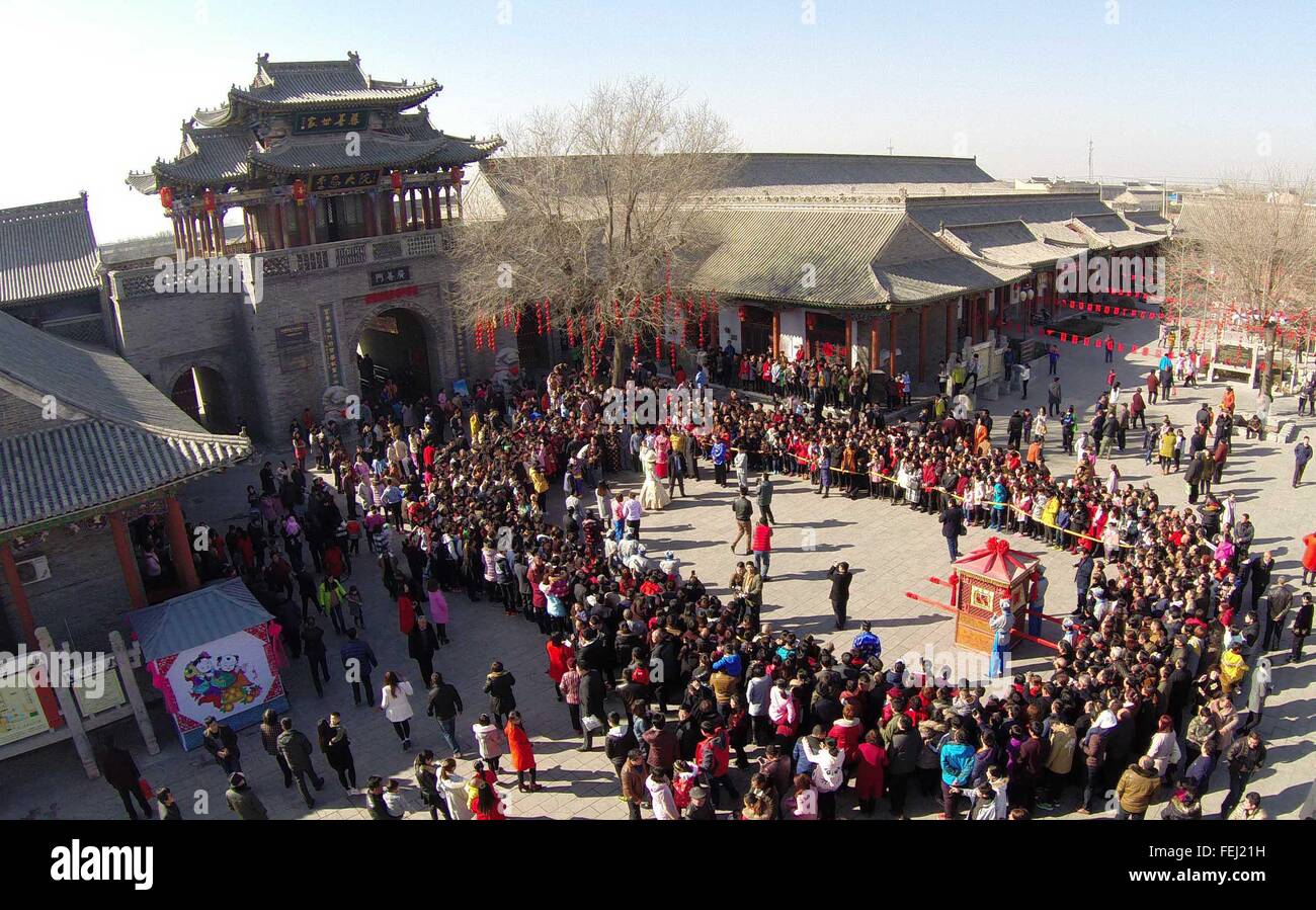 Yuncheng. 8. Februar 2016. Eine gutbürgerlich-Show findet in Yuncheng, Nord-China Shanxi Provinz, 8. Februar 2016, während der Feierlichkeiten Frühlingsfest statt. © Xue Sohee/Xinhua/Alamy Live-Nachrichten Stockfoto