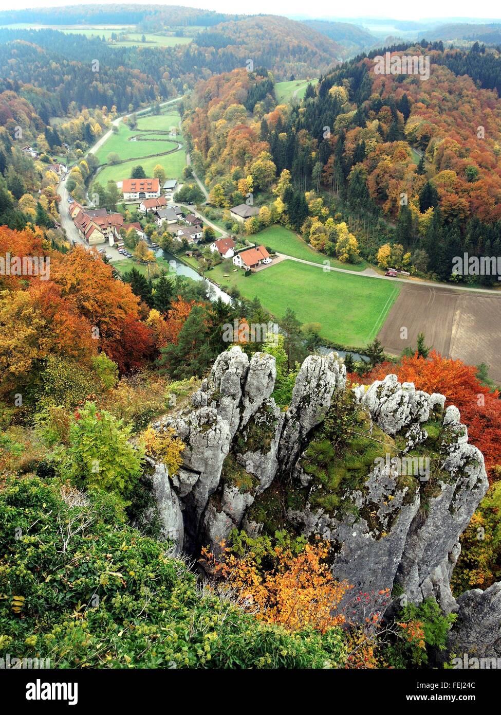 Blick von der Burg Hohengundelfingen in der Nähe von Münsingen-Gundelfingen (Deutschland) im Tal "Großen Lautertal" auf der Schwäbischen Alb. Der Tal ist Teil der Biosphäre reservieren "Schwäbische Alb". Foto: 11. Oktober 2015. Stockfoto