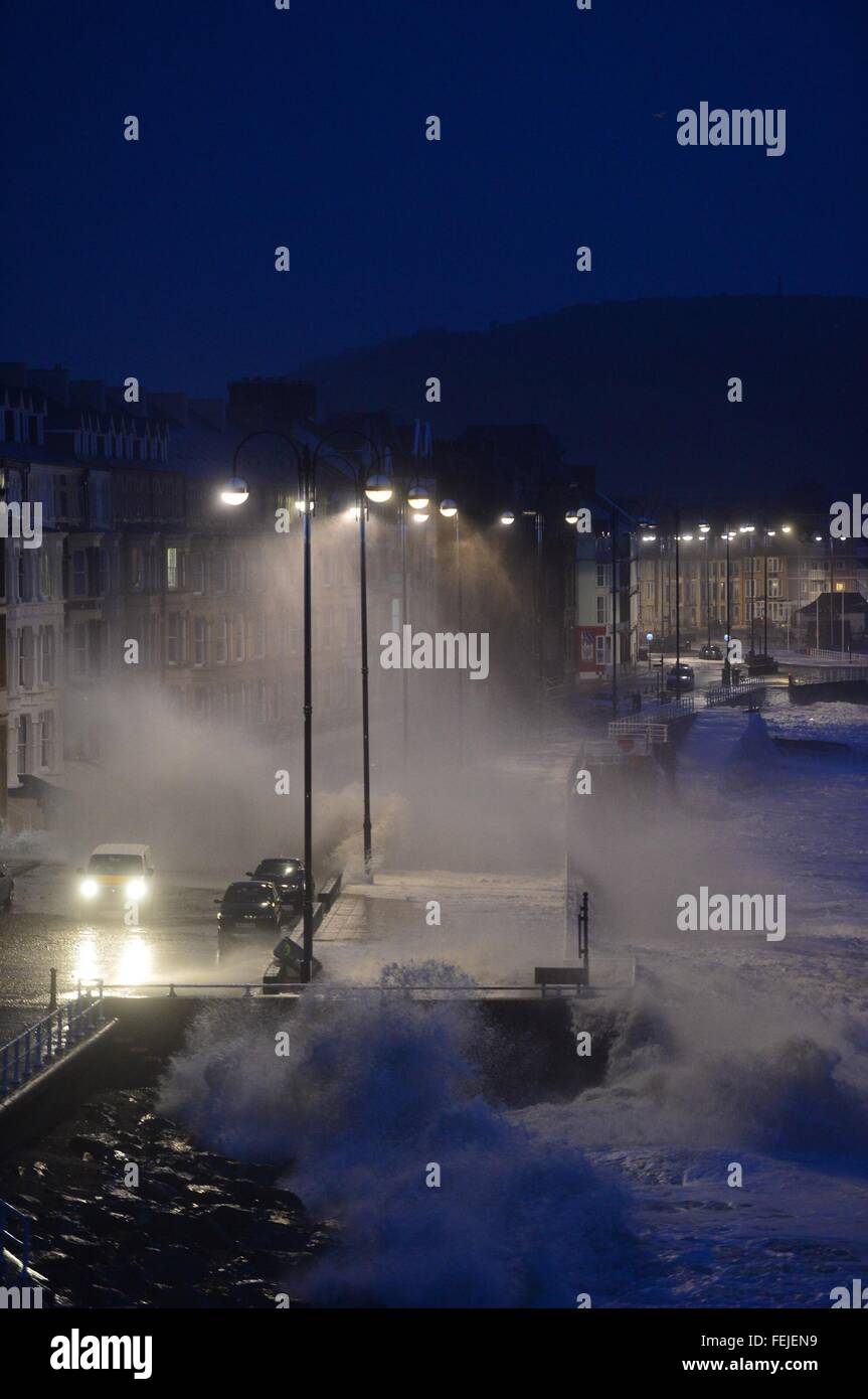 Aberystwyth Ceredigion, West Wales UK. 8. Februar 2016. UK-Wetter: Orkanartigen Winden vom Sturm Imogen, 9. benannte Sturm des Winters, kombiniert mit dem Höhepunkt der Flut, erstellen riesige Wellen Zurrgurte gegen die Promenade und Meer Abwehr bei Aberystwyth an der Westküste von Wales viel von Südengland und South Wales unterliegt gelb und gelb Wetterwarnungen, das Risiko einer Beschädigung Windböen und mächtige Wellen entlang der Küstengebiete. Bildnachweis: Keith Morris/Alamy Live-Nachrichten Stockfoto