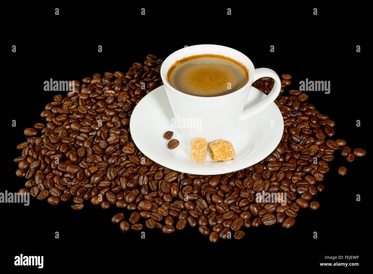 Kaffeetasse und Kaffeebohnen auf schwarzem Hintergrund isoliert Stockfoto