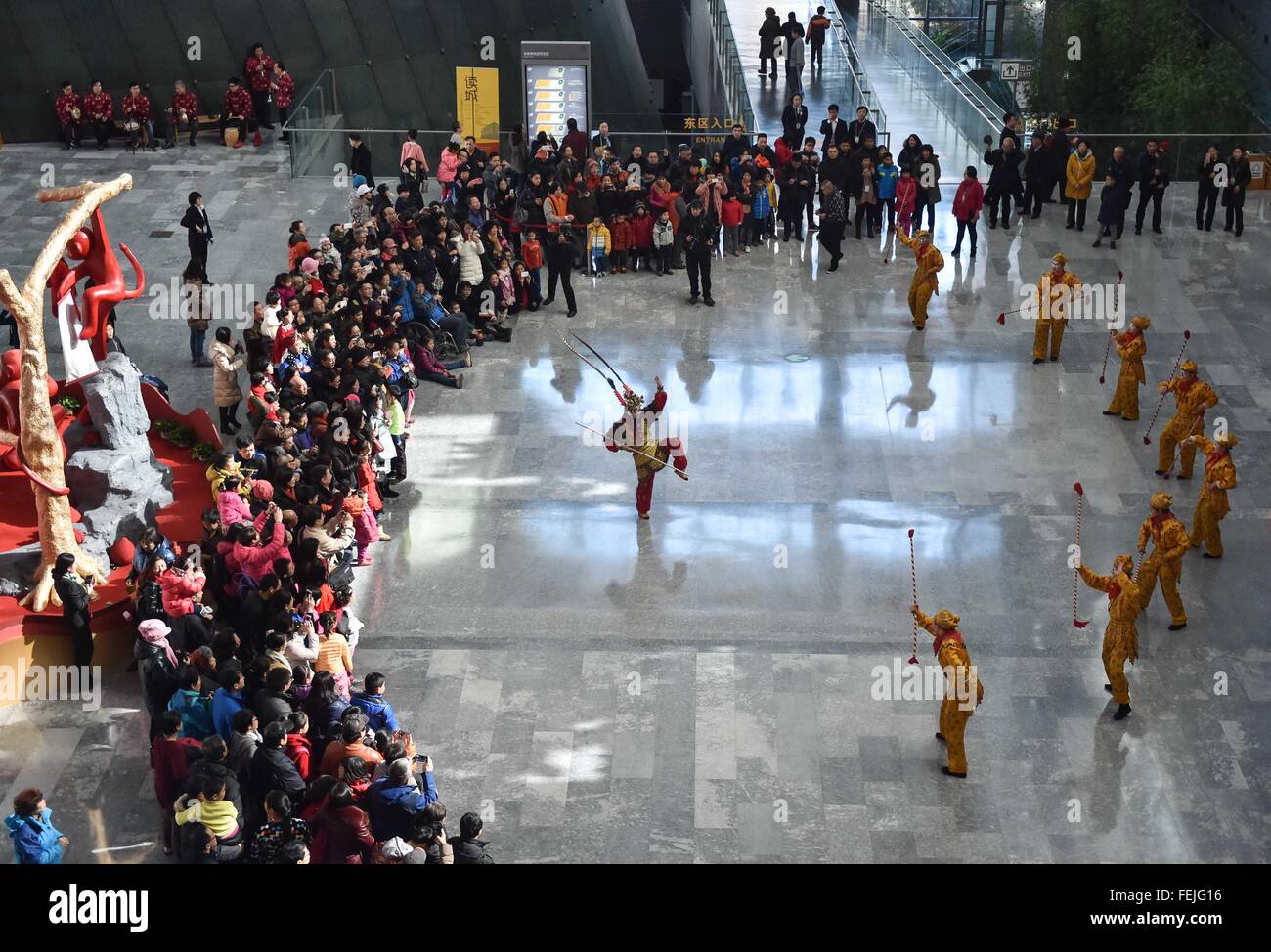 Peking, China. 8. Februar 2016. Künstler auftreten Peking-Oper in der Hauptstadt Museum in Peking, Hauptstadt von China, 8. Februar 2016. Fast 60 Stück von Kunstwerken Sonderangebot-Affen Figuren sind hier zu sehen, der chinesischen Lunar New Year Affe zu begrüßen. © Luo Xiaoguang/Xinhua/Alamy Live-Nachrichten Stockfoto