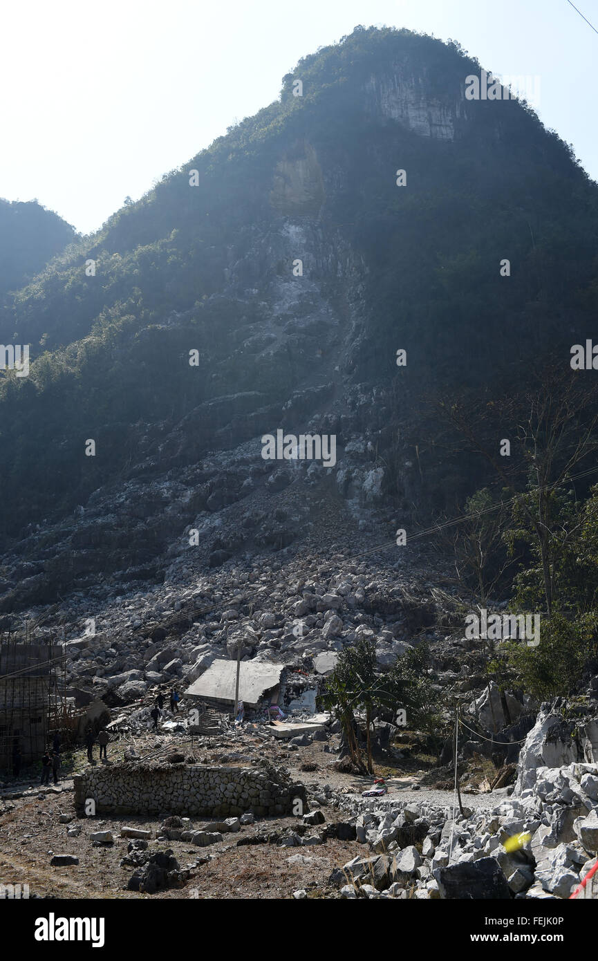 Sandton. 8. Februar 2016. Foto aufgenommen am 8. Februar 2016 zeigt den Standort eines Erdrutsches im Fude Village in Du'an Yao autonome Grafschaft, Süd-China Guangxi Zhuang Autonome Region. Sechs Personen wurden getötet, nachdem ein Erdrutsch zerstört ein zweistöckiges Gebäude in Du'an Montag früh. Lokale Quellen zufolge hat es nicht geregnet, als der Unfall passierte. Die Ursache wird untersucht. Bildnachweis: Lu Boan/Xinhua/Alamy Live-Nachrichten Stockfoto