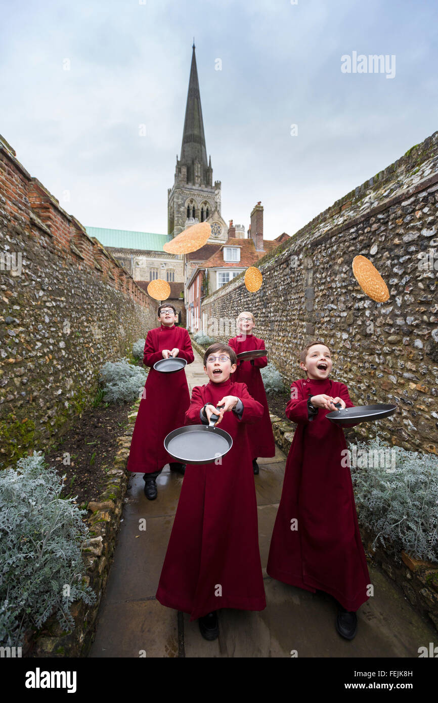 Chichester Cathedral jungen Chorknaben erhalten gerne einige "Pfannkuchen-Praxis" Stockfoto