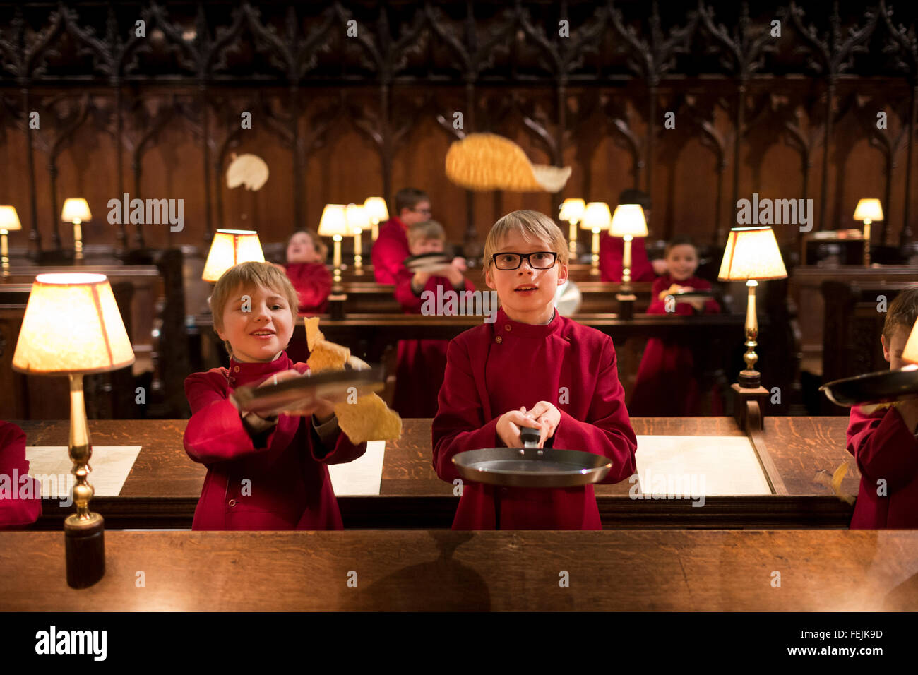 Chichester Cathedral jungen Chorknaben erhalten gerne einige "Pfannkuchen-Praxis" Stockfoto