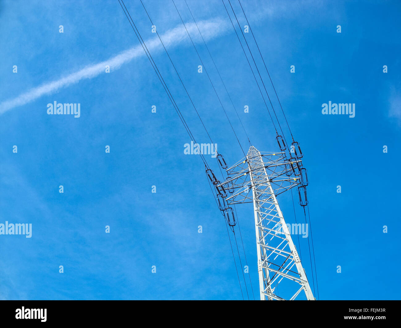 Hochspannung Pylon gegen blauen Himmel. Stockfoto