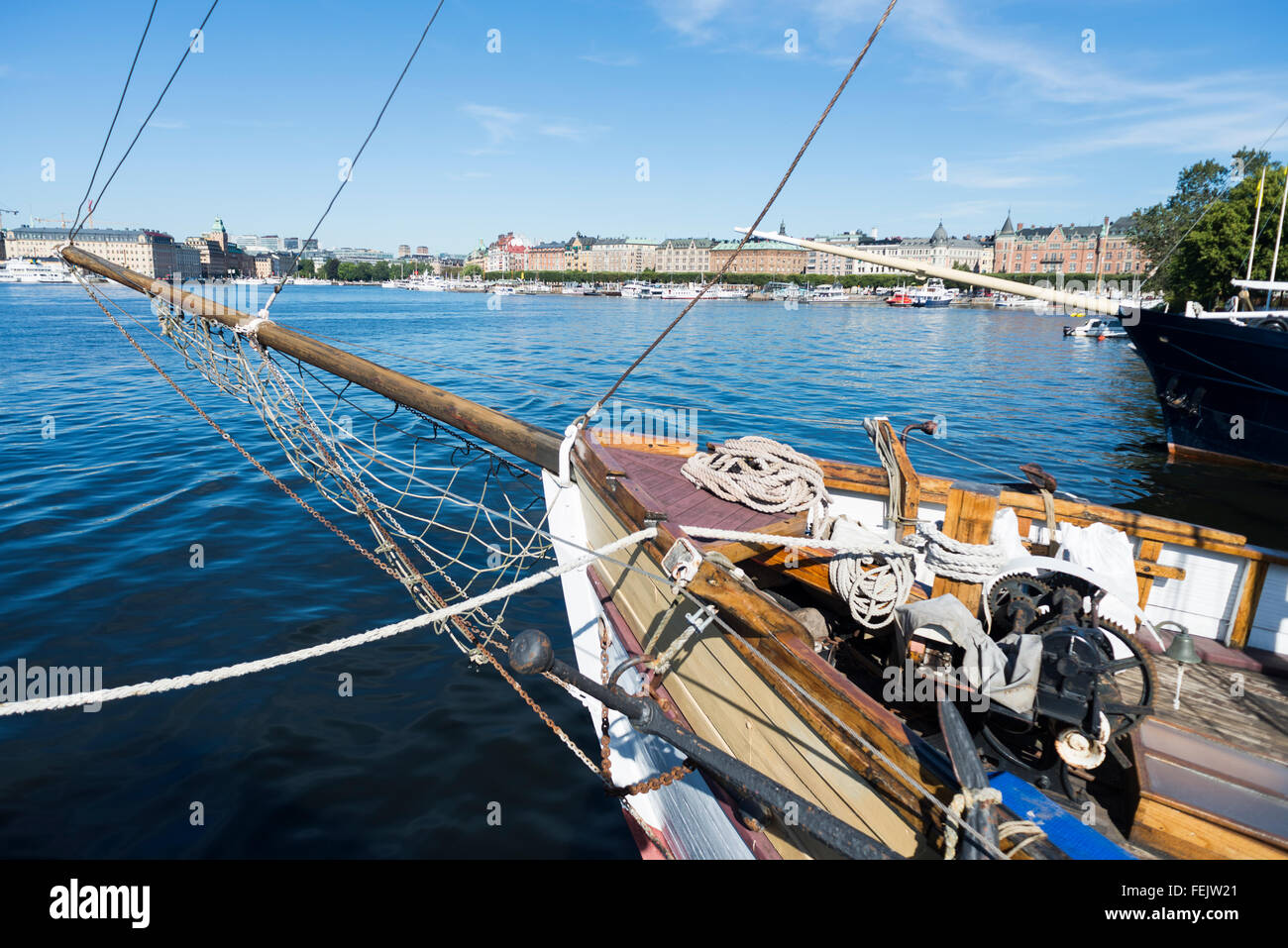 Blick von der Insel Djurgarden im Vasa-Museum über ein historisches Segelschiff und den Stockholmer Hafen nach Strandvägen, Schweden Stockfoto