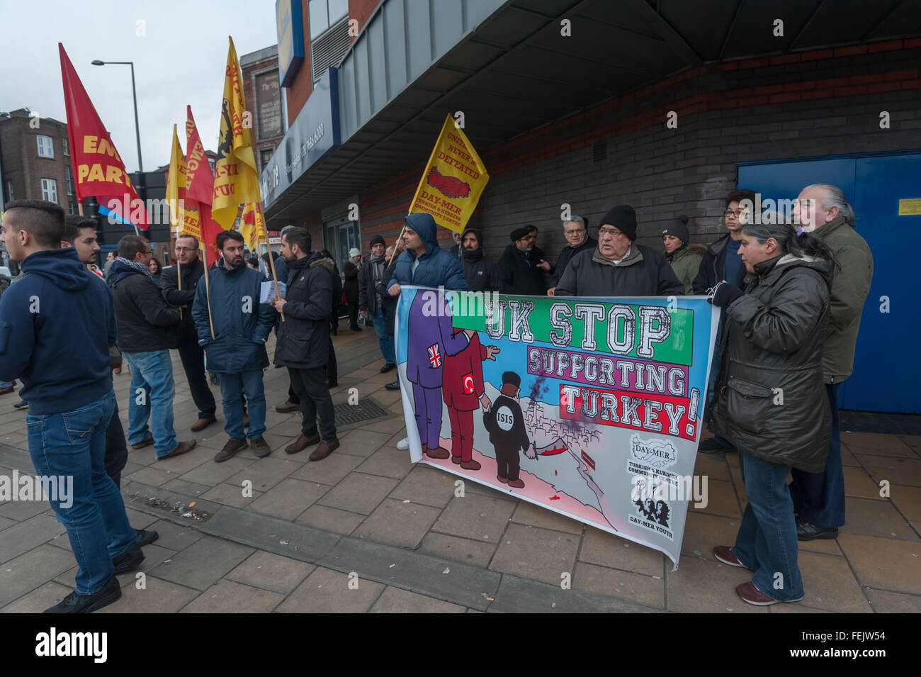 London, UK. 7. Februar 2016. Kurden versammeln sich am Angel-Ecke-Edmonton, aus Protest gegen den türkischen Staat Angriffe auf kurdische Städte in der Türkei seit Juni letzten Jahres-Wahl, die mehr als 400 Zivilisten getötet haben und gegen die Inhaftierung von Oppositionspolitikern, Menschenrechtsaktivisten, Journalisten, Studenten und Bürgermeister durch Nord-London zu marschieren.  London, UK. 7. Februar 2016. Peter Marshall/Alamy Live-Nachrichten Stockfoto