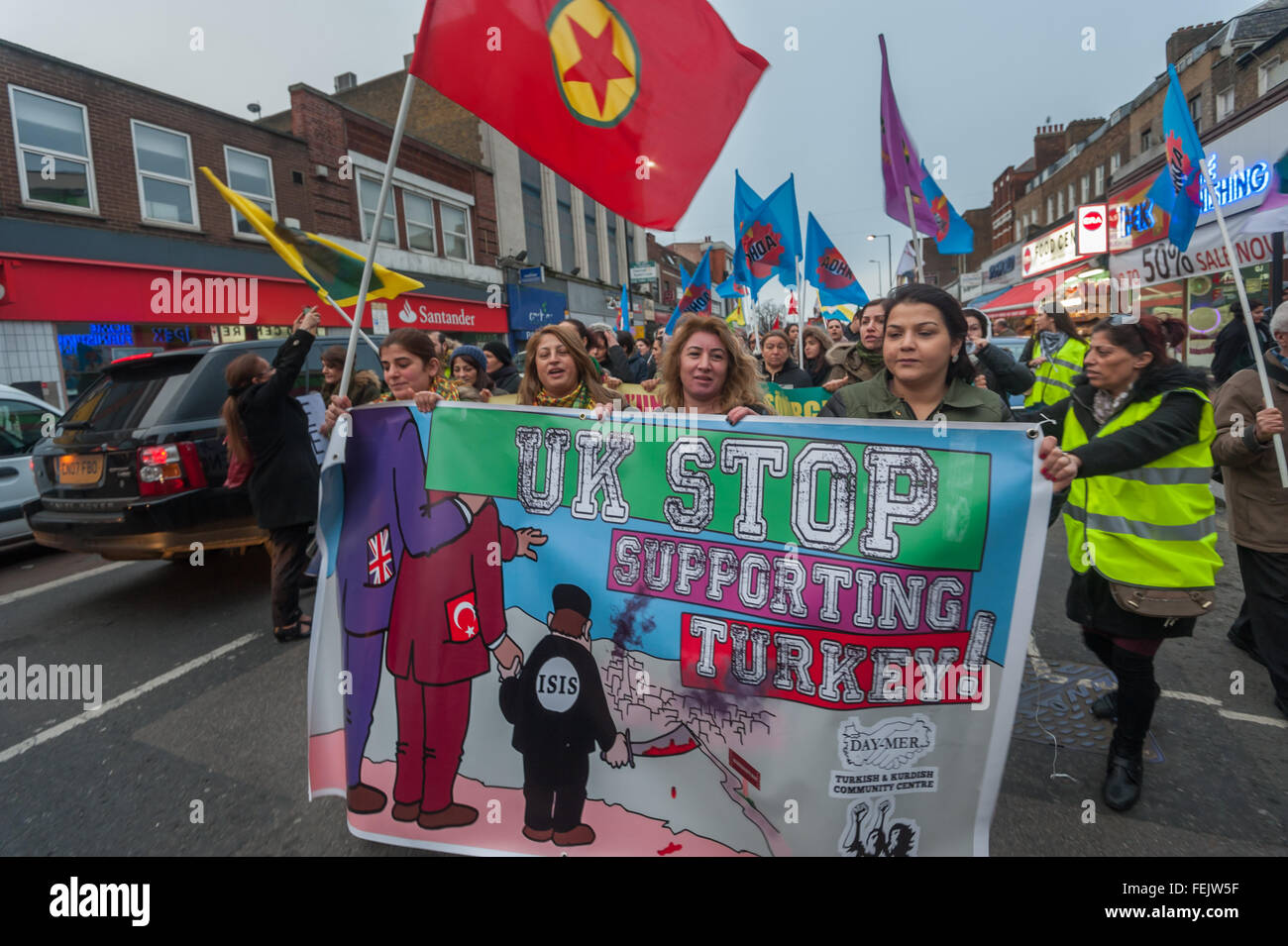 London, UK. 7. Februar 2016. Rund 500 Kurden Marsch durch North London aus Protest gegen den türkischen Staat Angriffe auf kurdische Städte in der Türkei seit Juni letzten Jahres-Wahl, die mehr als 400 Zivilisten getötet haben und gegen die Inhaftierung von Oppositionspolitikern, Menschenrechtsaktivisten, Journalisten, Studenten und Bürgermeister.  Ein Banner fordert das Vereinigte Königreich nicht mehr unterstützen Türkei die ISIS unterstützt. London, UK. 7. Februar 2016. Peter Marshall/Alamy Live-Nachrichten Stockfoto