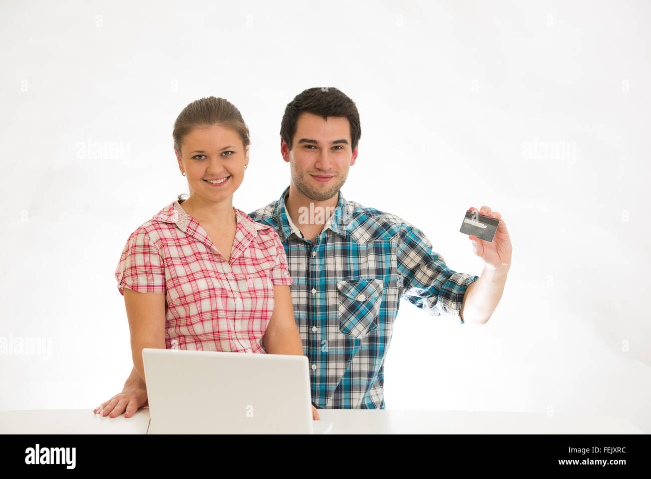 glückliches junges Paar tragen überprüft Hemden, mit laptop Stockfoto