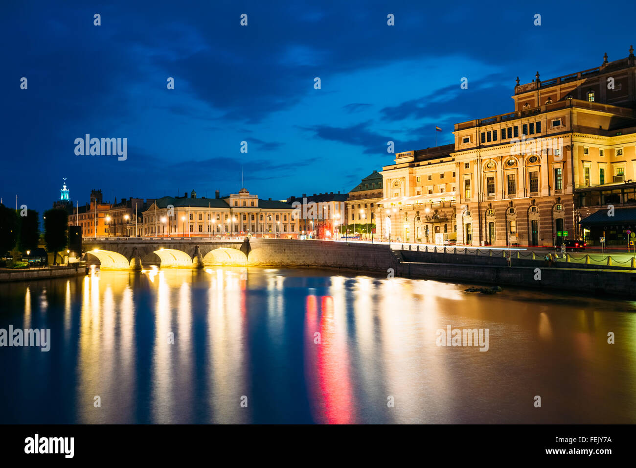 Nachtansicht der beleuchteten Stockholm Königlichen Oper Abend, Schweden Stockfoto