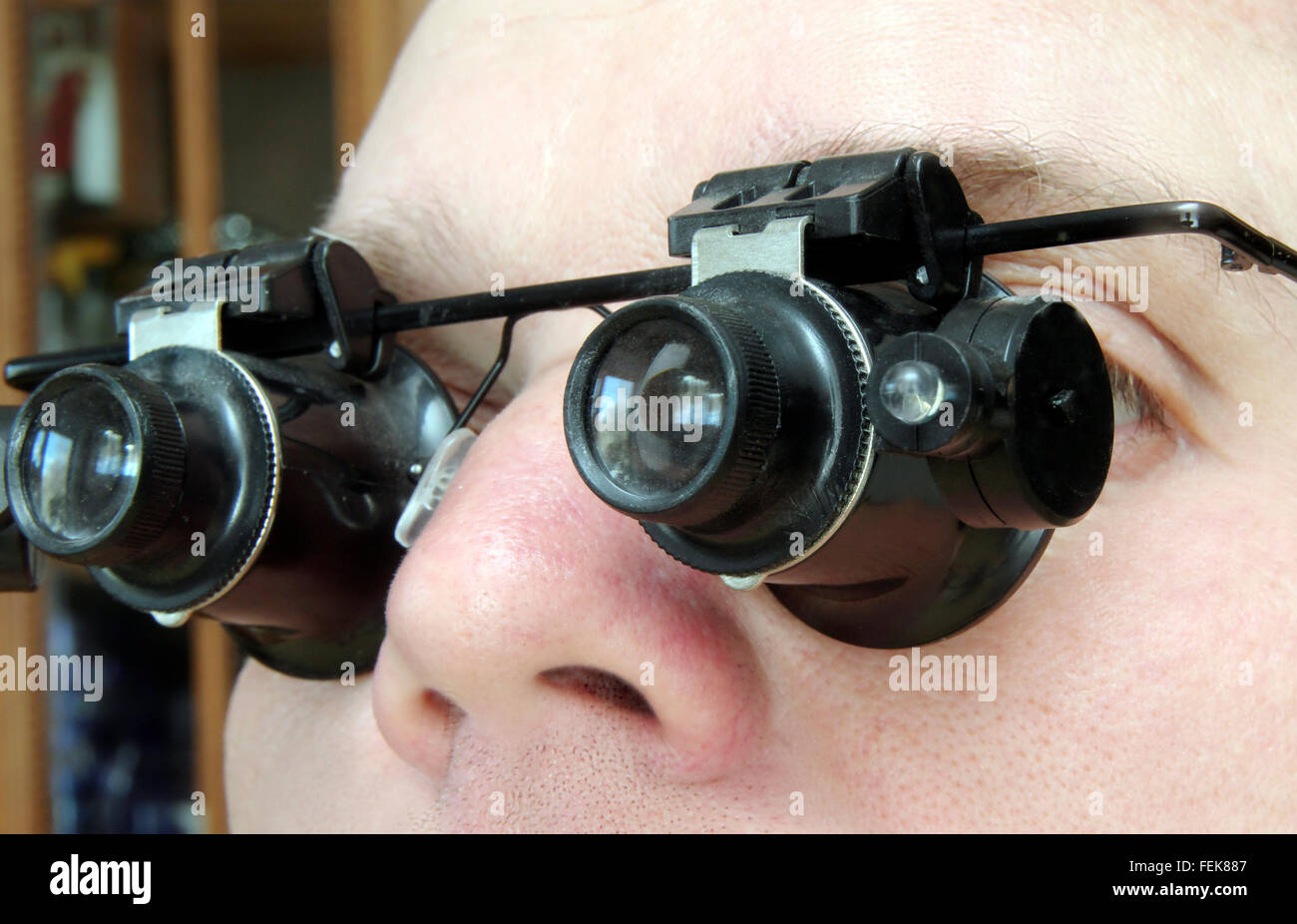 spezielle Brillen Mikroskope auf das Gesicht des Mannes Stockfoto