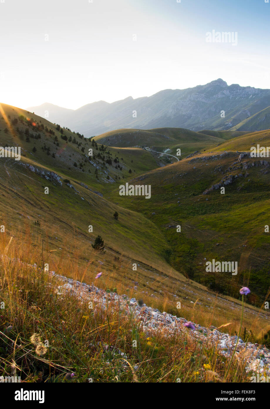 Apennin-Gebirgszug in der Nähe von L'Aquila City, Italien. Abends Blick auf schöne Tal. Gran Sasso Naturschutzgebiet Landschaft Stockfoto