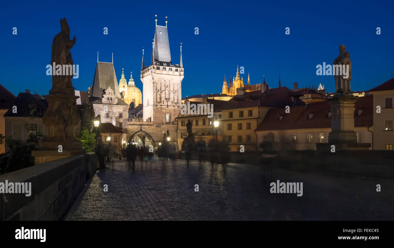 Menschen strömen auf der Karlsbrücke über die Moldau in Prag während einer Sommernacht, Prag, Tschechische Republik Stockfoto