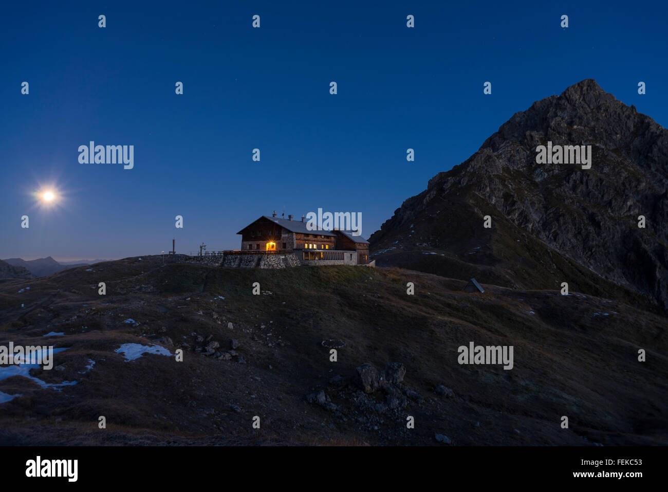 Der Fiderepass-Hütte in den Allgäuer Alpen in der Nacht mit Vollmond, Bayern, Oberstdorf, Deutschland Stockfoto