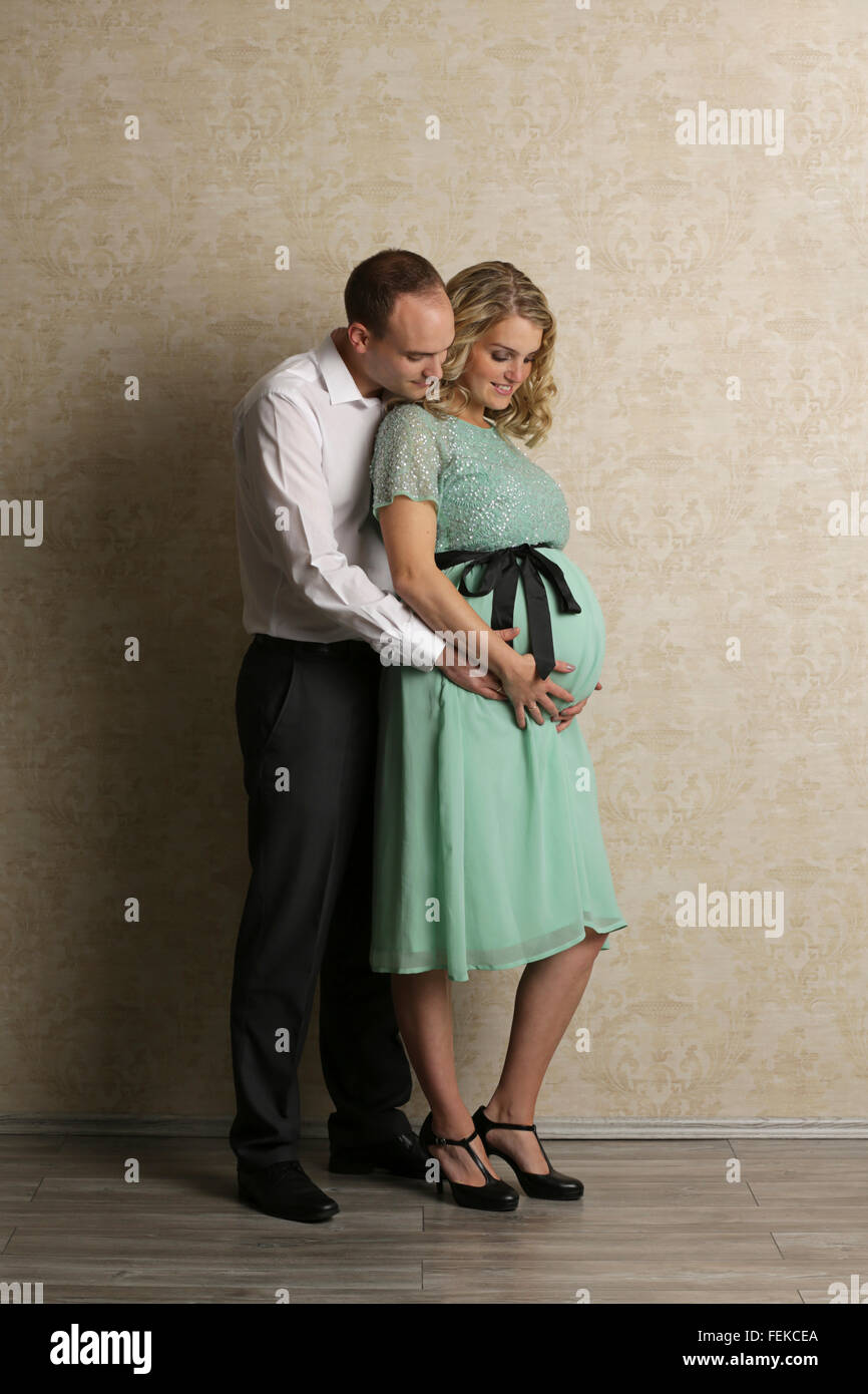 Schwangere Frau und Mann einander umarmen Stockfoto