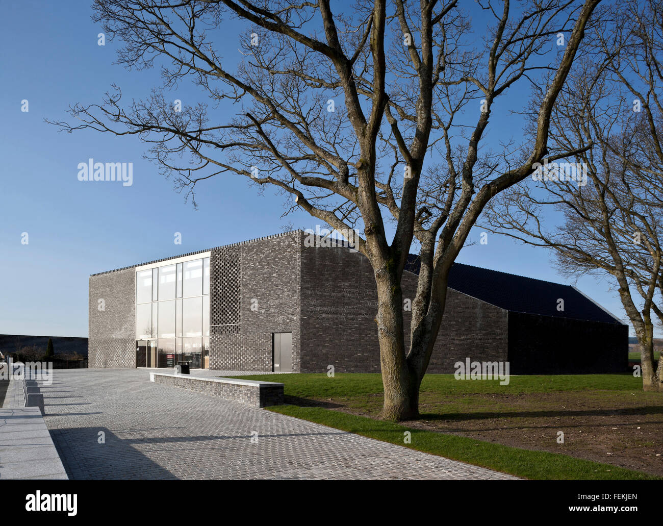 Schlacht von Bannockburn Besucherzentrum, Stirling. Einem quadratischen grauen Gebäude, mit einer großen Glasscheibe. Stockfoto