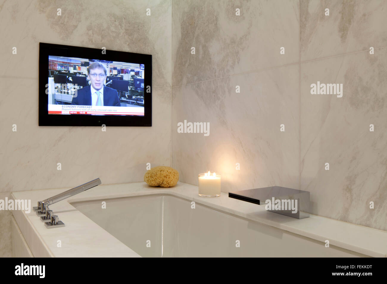 Ein luxuriöses Badezimmer in ein zentrales London Apartment in Knightsbridge. TV-Bildschirm an der Wand. Stockfoto