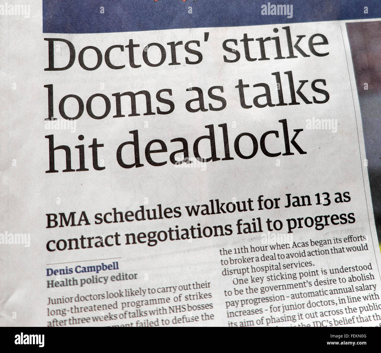 Guardian Schlagzeilen Streik droht Startseite Artikel "Ärzte" als Gespräche deadlock "BMA Zeitpläne Arbeitsniederlegung betroffen. London, GB, 30. Dezember 20015 Stockfoto