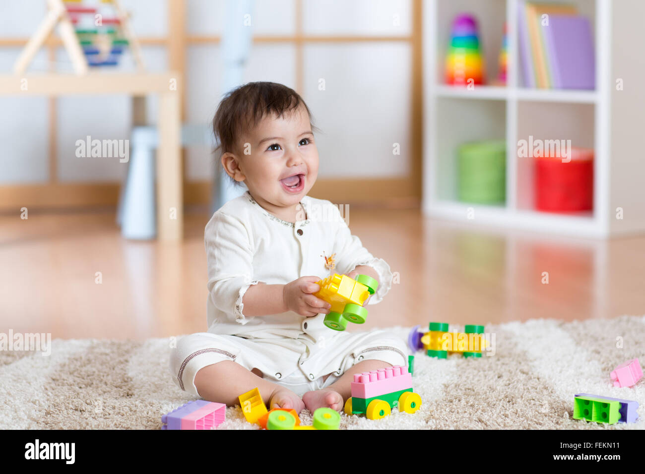 Glückliches Baby spielen im Konstruktor Stockfoto