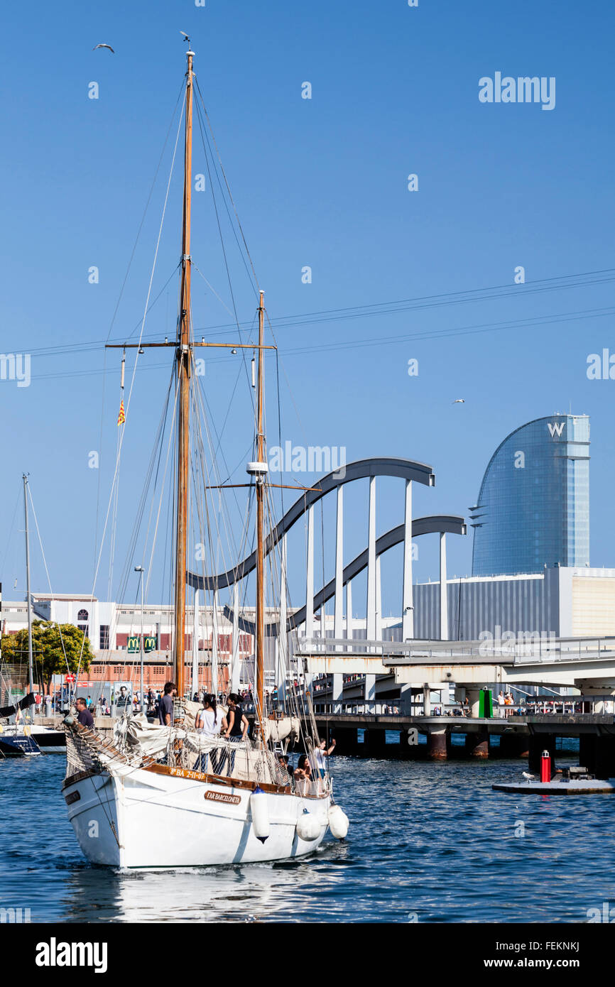 Das W Barcelona Hotel vom Hafen Port Vell, Barcelona, Spanien gesehen. Stockfoto