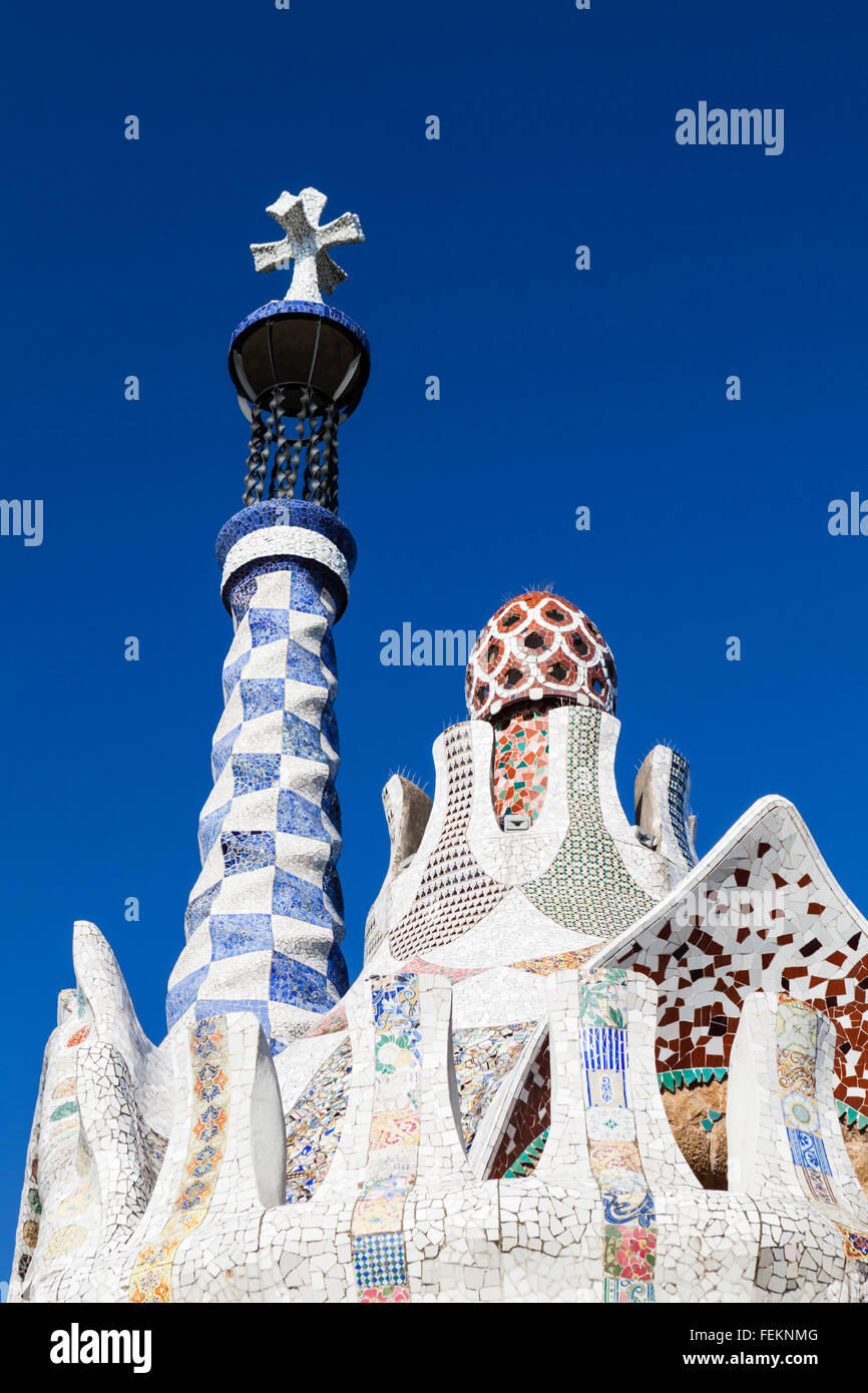 Auf dem Dach Detail Eingang Pavillon, Park Güell, Barcelona, Spanien, 1900-14. Stockfoto