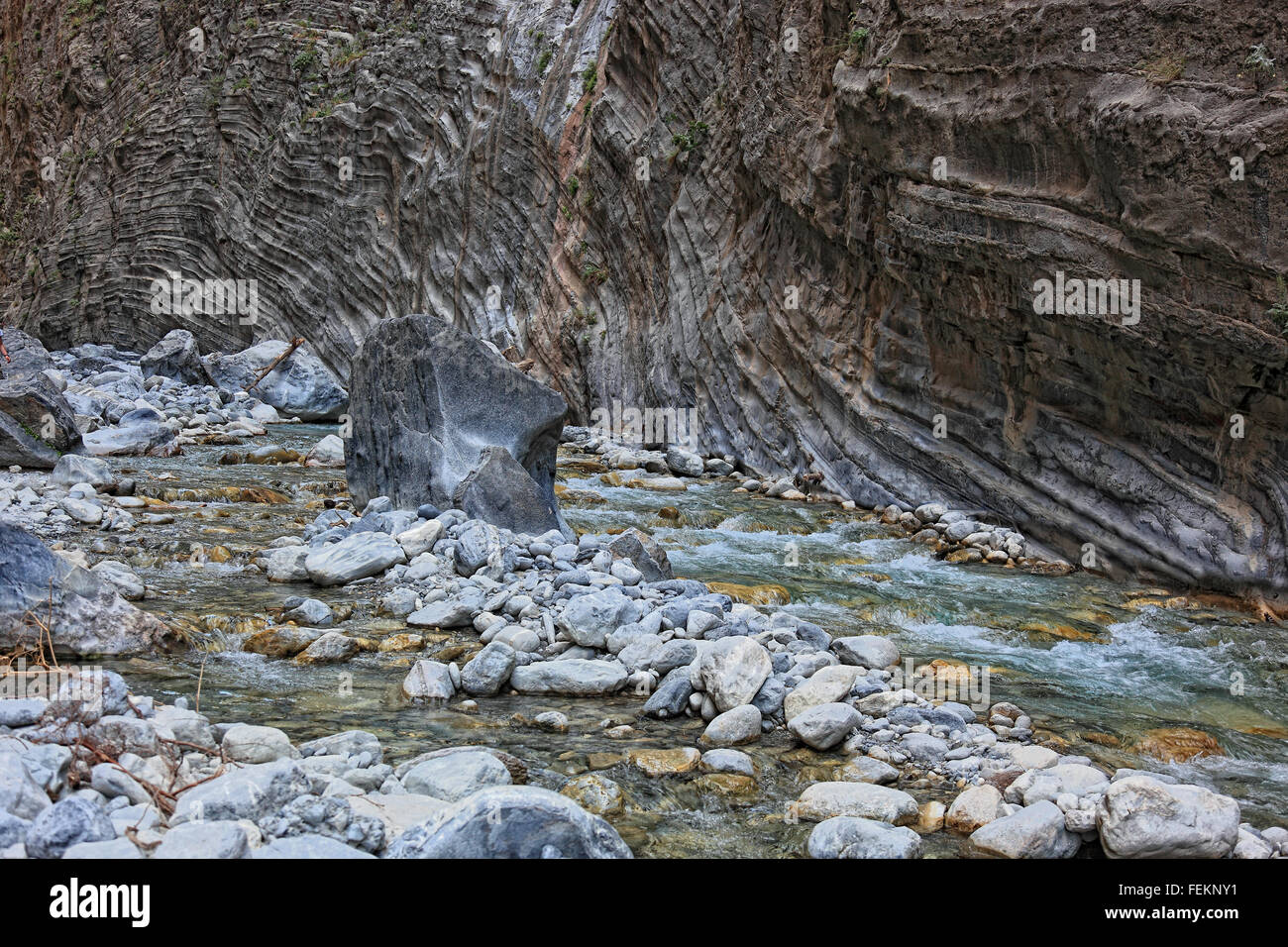 Kreta, Landschaft in die Samaria-Schlucht, fließenden Bach vor schroffen Felswänden Stockfoto