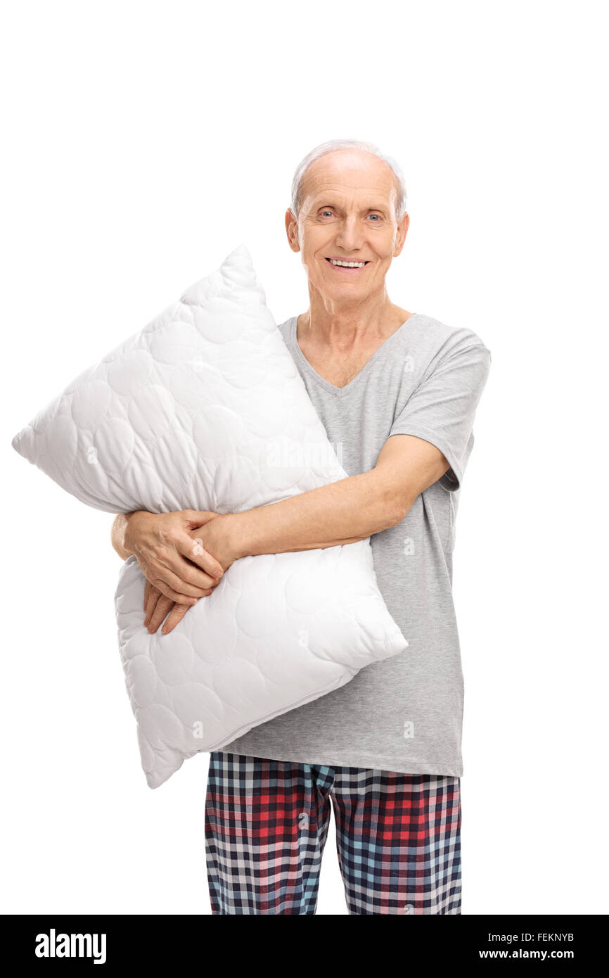 Vertikale Aufnahme eines älteren Mannes umarmt eine Kissen und schaut in die Kamera, die isoliert auf weißem Hintergrund Stockfoto